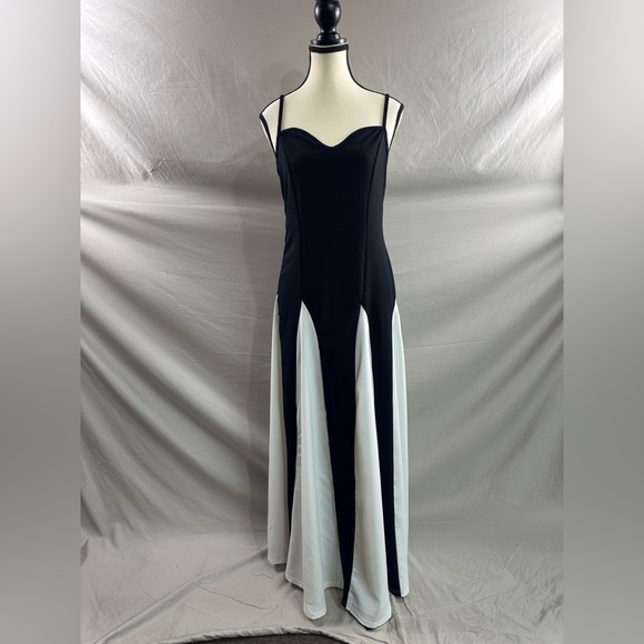 Sweetheart Neckline Two Tone Dress Black/White - Picture 6 of 10
